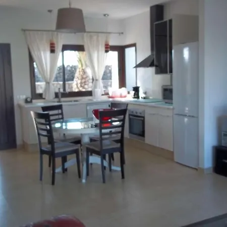 Sleeps 4 Pool Wifi * Tinguaton